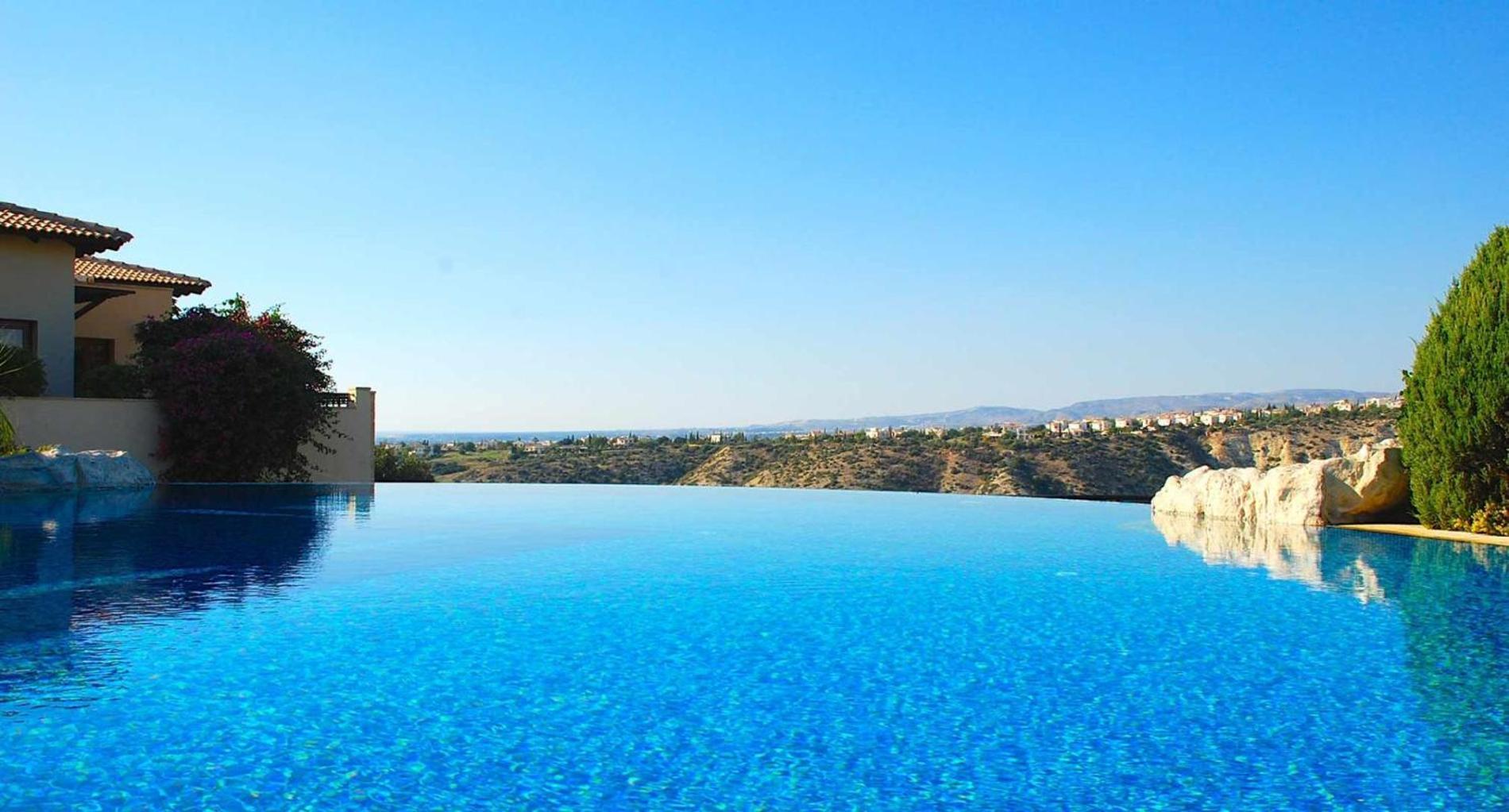 Aphrodite Hills 3 Bedroom With Bbq, Patio & View *