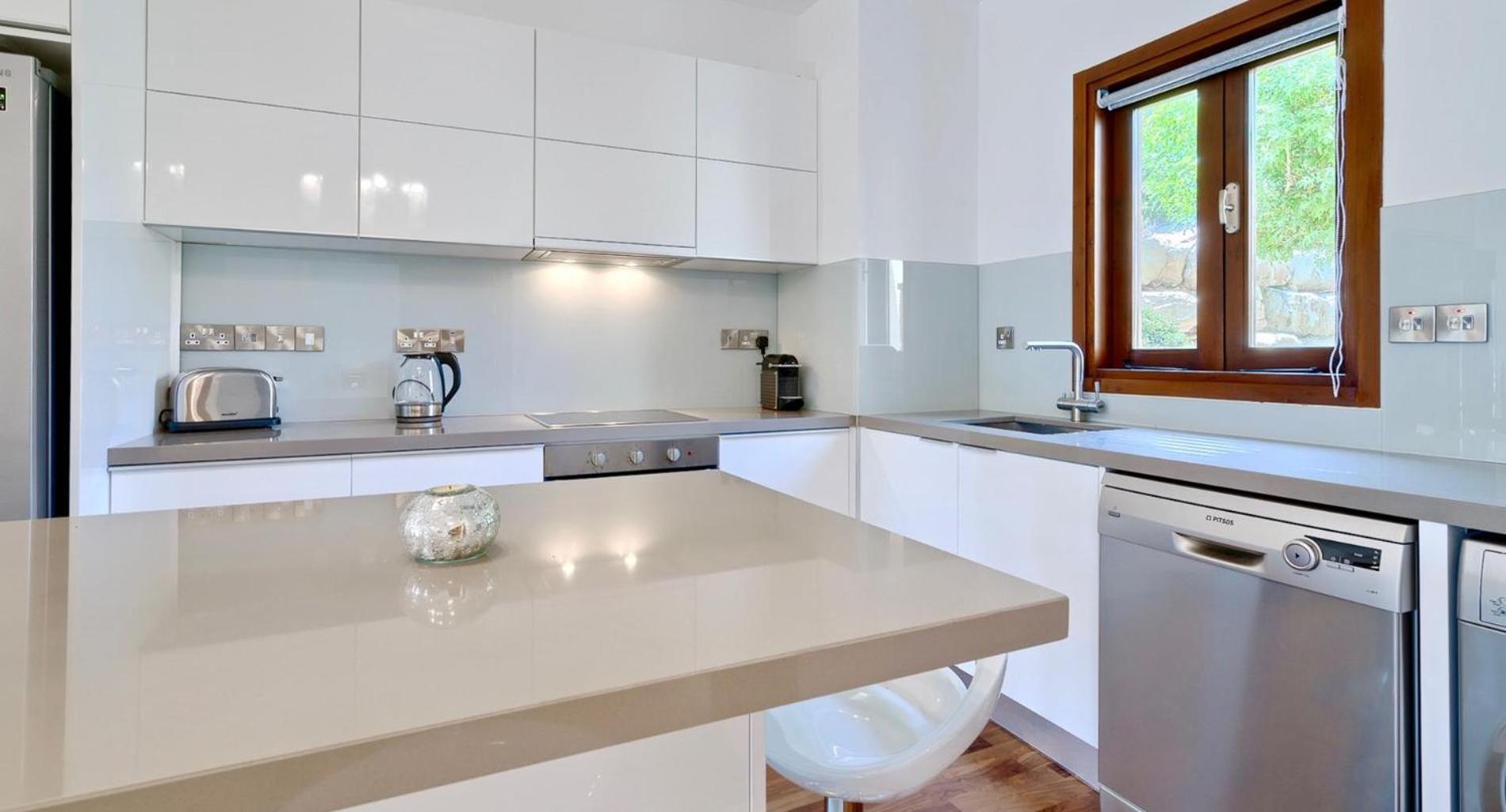 Aphrodite Hills 3 Bedroom With Bbq, Patio & View Apartment