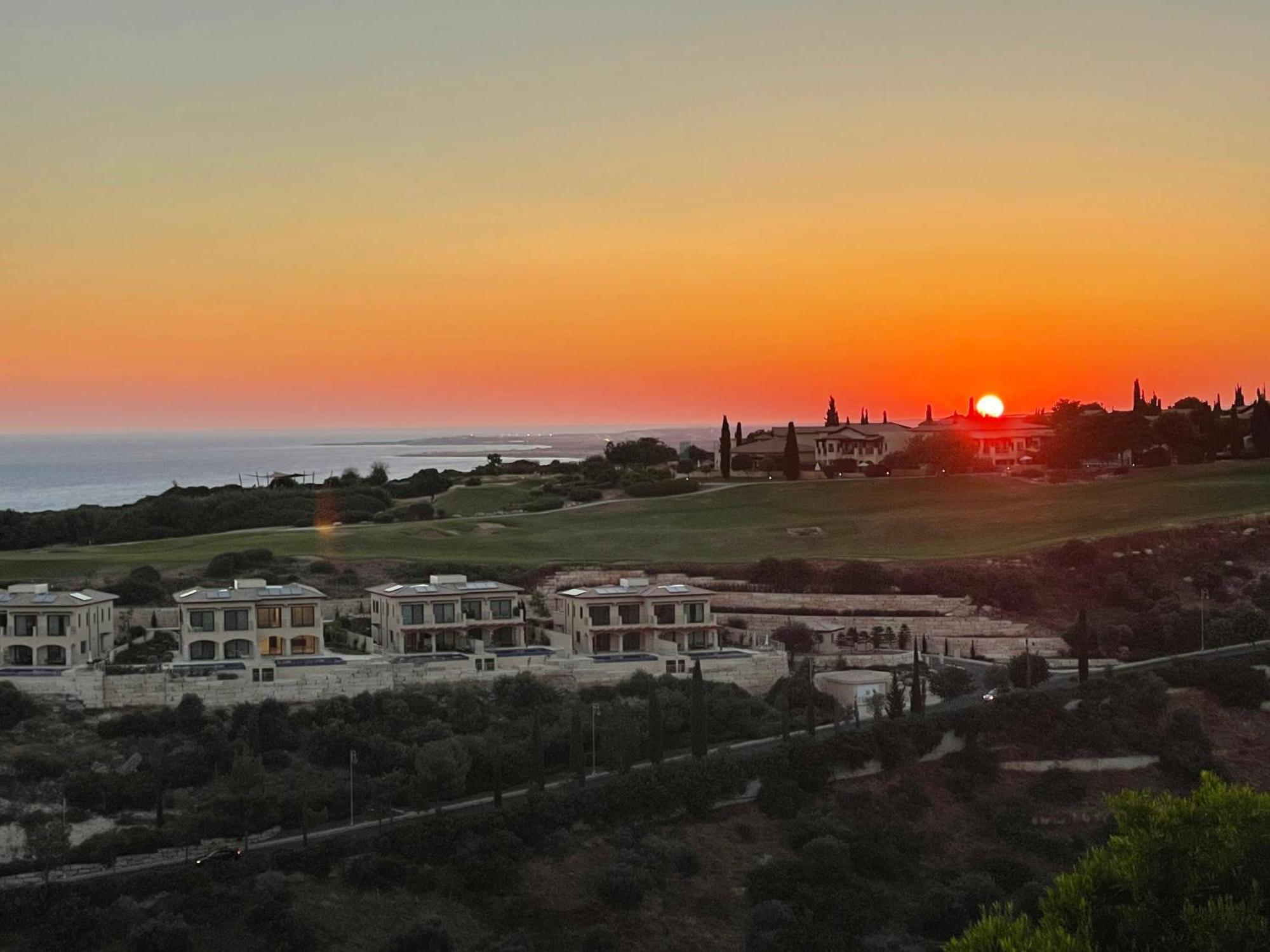 Aphrodite Hills 3 Bedroom With Bbq, Patio & View